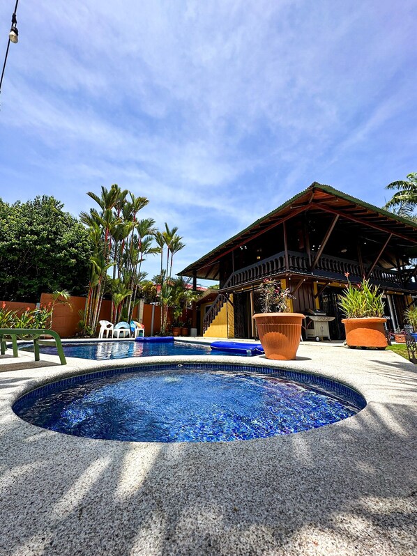 Outdoor pool - 360 DEGREE VIEWS OF MOUNTAINS AND THE OCEAN!!! MINUTES TO THE BEACH!!! (Esterillos Oeste)