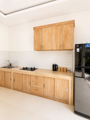 Fridge, stovetop, electric kettle, toaster
