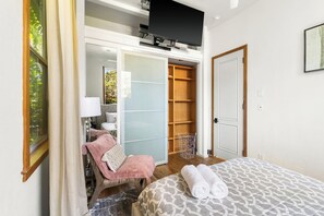 2 bedrooms, iron/ironing board, free WiFi, bed sheets