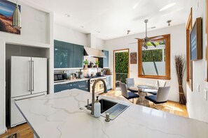Réfrigérateur, four à micro-ondes, un four, surface de cuisson