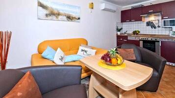 Condo (B5) | Desk, free WiFi