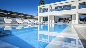 Piscina externa, espreguiçadeiras