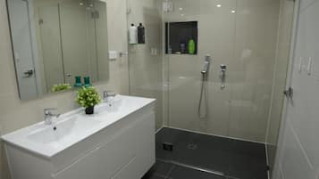 Bathtub, hair dryer, towels, shampoo