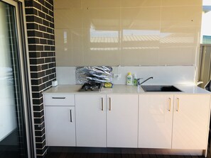 Fridge, microwave, dishwasher, electric kettle - Home Away from Home - Modern and Spacious (Fairfield Heights)