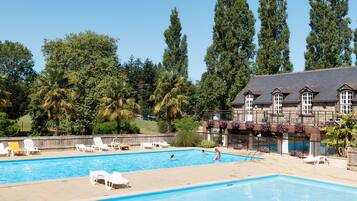 Piscine couverte, 3 piscines extérieures