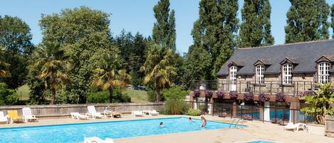 Una piscina techada, 3 piscinas al aire libre