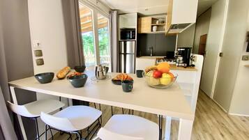 Casa rodante superior | Cocina privada | Refrigerador, microondas y utensilios de cocina