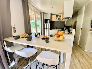 高級行動屋 | 私人廚房 | 電冰箱、微波爐、鍋具/餐盤/廚房用品