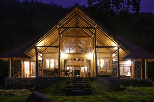 Charmantes Chalet am See in Kintamani