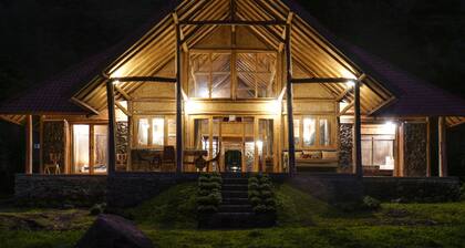 Charmantes Chalet am See in Kintamani