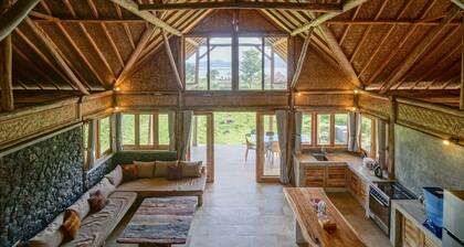 Charming chalet by the lake in Kintamani