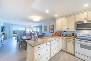 冷蔵庫、電子レンジ、オーブン、コンロ