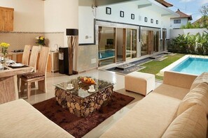 Outdoor dining - 3Bedrooms Central Seminyak walking distance to the Boutique shop,Restaurant,Bar (Seminyak)