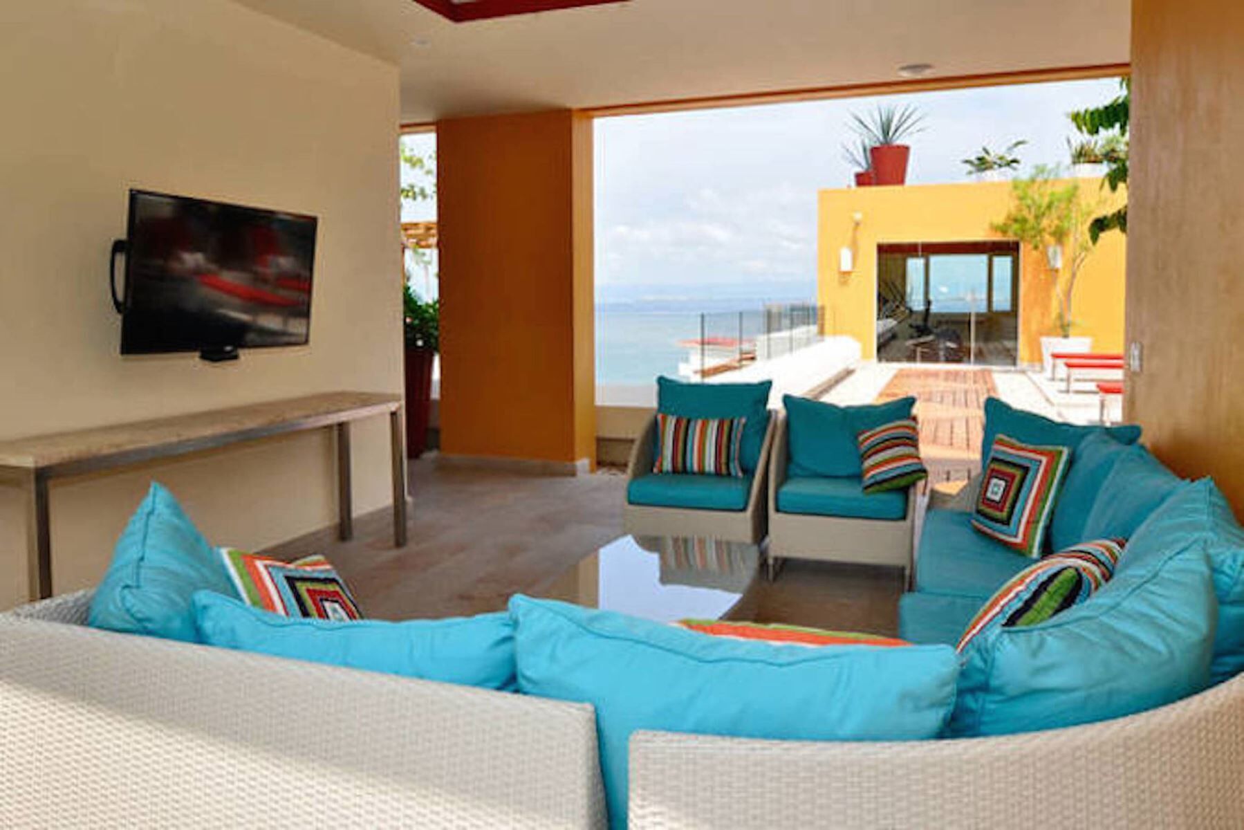 Condo V177 unit 204, Near Beach, Rooftop Pool.