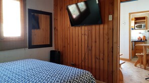 Family Cottage, 2 Bedrooms, Kitchen, Ground Floor | Television