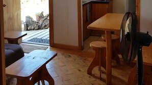 Familie-småhus, 2 soverom, kjøkken, 1. etasje | Spiseområde på rommet