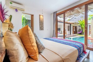 3 室のベッドルーム、セーフティボックス (室内)、デスク、アイロン / アイロン台