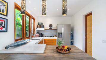 Een koelkast, een microgolfoven, een oven, een kookplaat