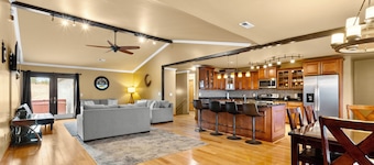 BEAUTIFUL VERY SPACIOUS home in heart of Branson - Hot Tub, Game Room,Large Yard