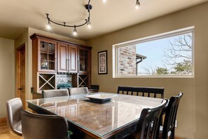 Dining - BEAUTIFUL VERY SPACIOUS home in heart of Branson - Hot Tub, Game Room,Large Yard (Branson)
