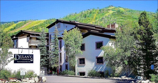 Um hotel com uma placa que diz "Dulany at Gondola Guest & Owners' Entry Gate".