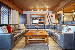 TV, fireplace, DVD player - Steps from Ski Area, Ski In + Outdoor Hot Tubs, Fire Pit (Steamboat Springs)