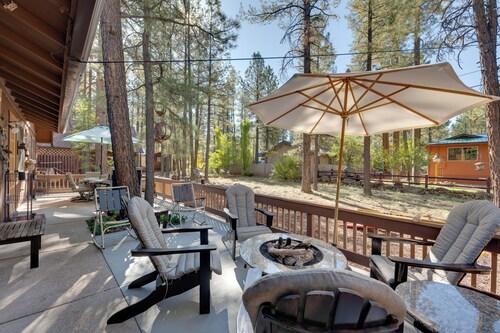 Deck + Fireplace: Cozy Pinetop Lakes Cabin!