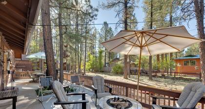 Deck + Fireplace: Cozy Pinetop Lakes Cabin!