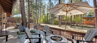 Deck + Fireplace: Cozy Pinetop Lakes Cabin!