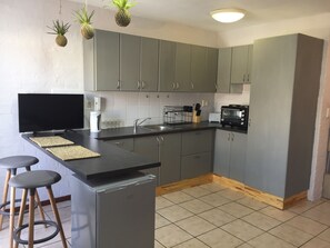 Kühlschrank, Ofen, Herdplatte, Wasserkocher