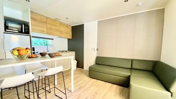 Premium Mobile Home | Private kitchenette | Fridge, microwave, dishwasher, electric kettle