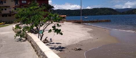 على الشاطئ، كراسي للتشمس