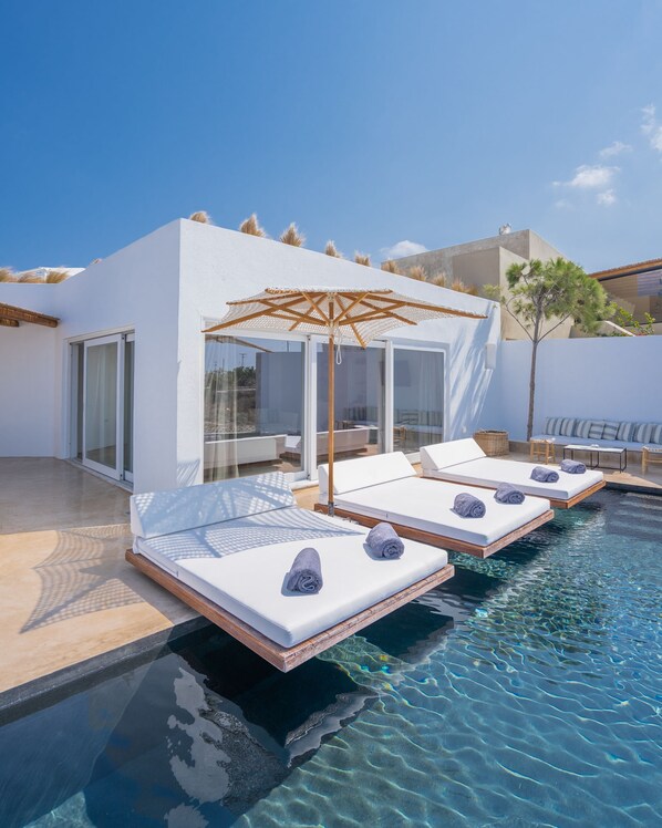 Three Bedroom Villa with Infinity Pool | Terrace/patio