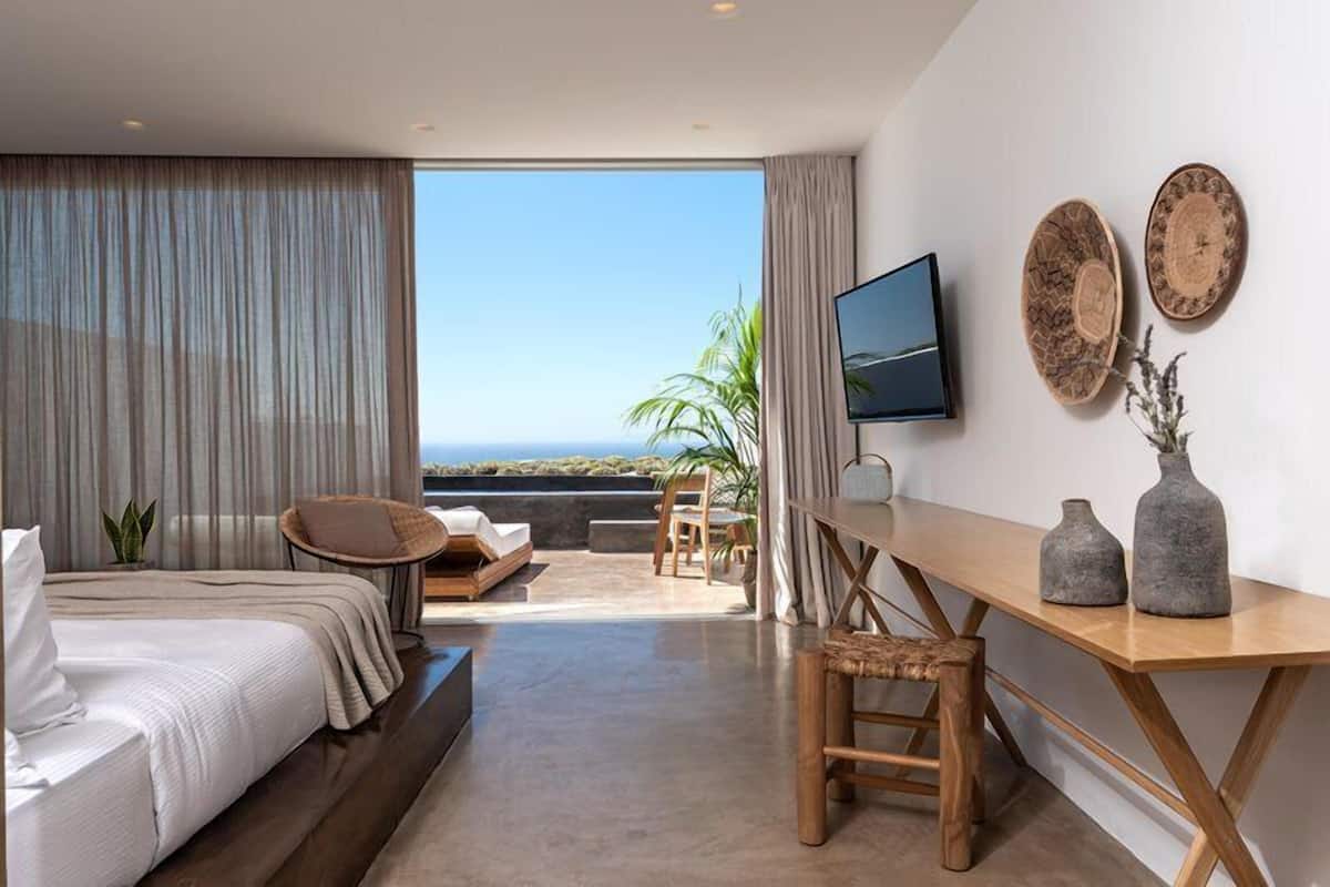 Sunset Suite with Infinity Pool | 客房內保險箱、免費無線上網、床單