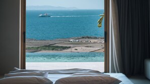 Oasis Suite with Infinity Pool | In-room safe, WiFi (free), bed sheets - Andronis Arcadia Hotel (Santorini)