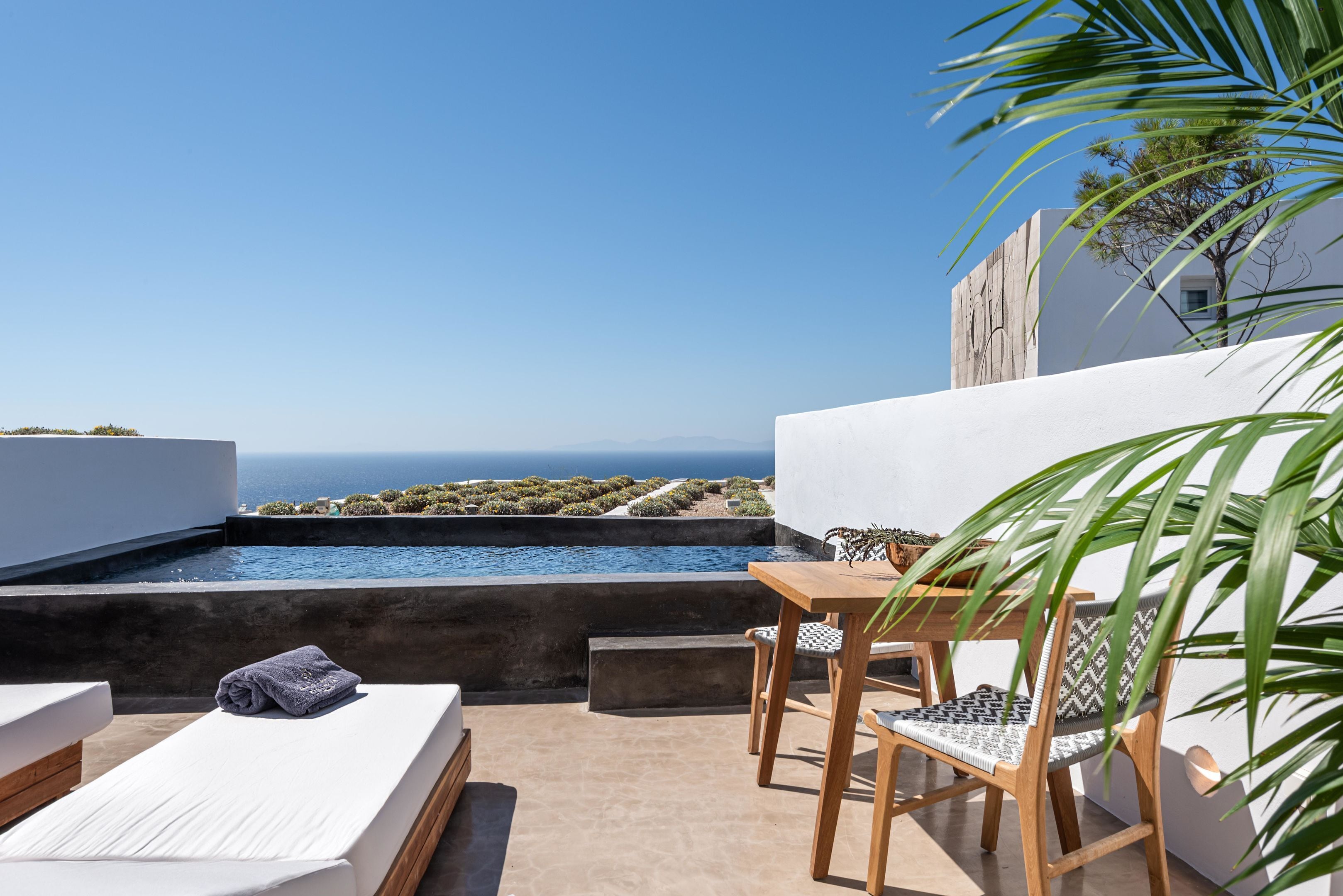 Sunset Suite with Infinity Pool | Outdoor dining