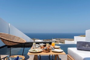 Executive Suite with Infinity Pool | Outdoor dining