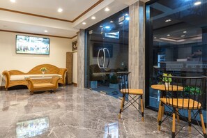 Lobby sitting area - Suthep Home & Hostel (Bangkok)