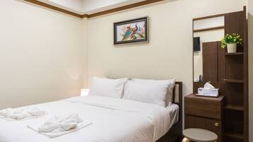Desk, soundproofing, free WiFi, bed sheets