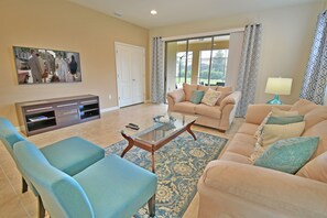 TV connectée, lecteur de DVD, table de tennis de table