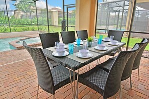 Outdoor dining - Beautiful 6-bedroom house, themed rooms, game room, wi-fi, minutes from Disney (Kissimmee)