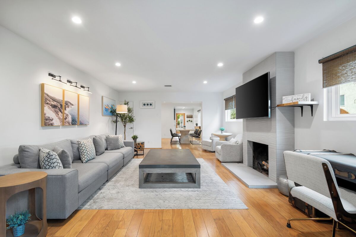  Stylishly Renovated Townhouse in Prime Brentwood Location 