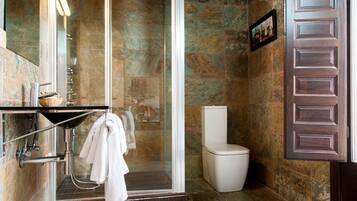 Een douche, gratis toiletartikelen, een haardroger