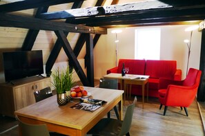 Leilighet – superior | Oppholdsområde | En 43-tommers Flatskjerm-TV med Parabol-TV samt TV og oppvarmet gulv