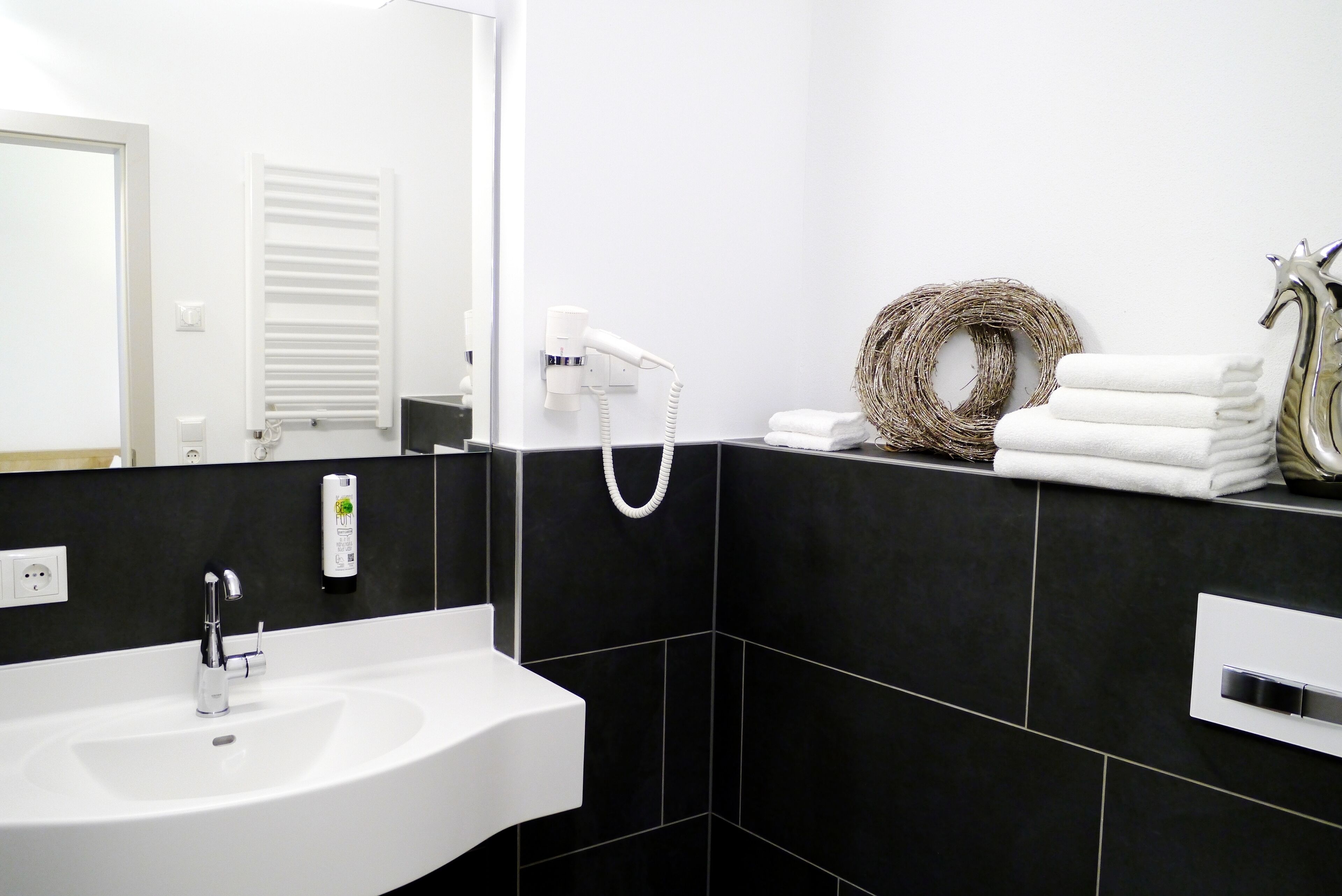single room | bathroom | free toiletries, hair dryer, towels