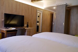 In-room safe, individually decorated, desk, laptop workspace - Das Brunners Hotel (Weiden in der Oberpfalz)