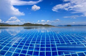 Outdoor pool - 5 Bedroom Sea Front Villa - Koh Phangan (Tambon Ko Pha-ngan)