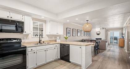First Light: PierView Oceanfront Condo, Contemporary Vibes & Stunning Views