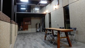Un salón de conferencias con una larga mesa y sillas, un dispensador de agua y un ventilador de techo.