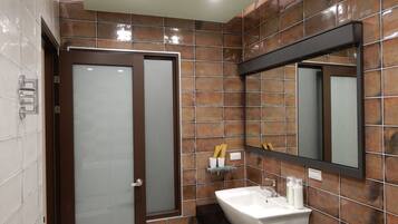 Exclusive Quadruple Room | Bathroom | Shower, designer toiletries, hair dryer, slippers